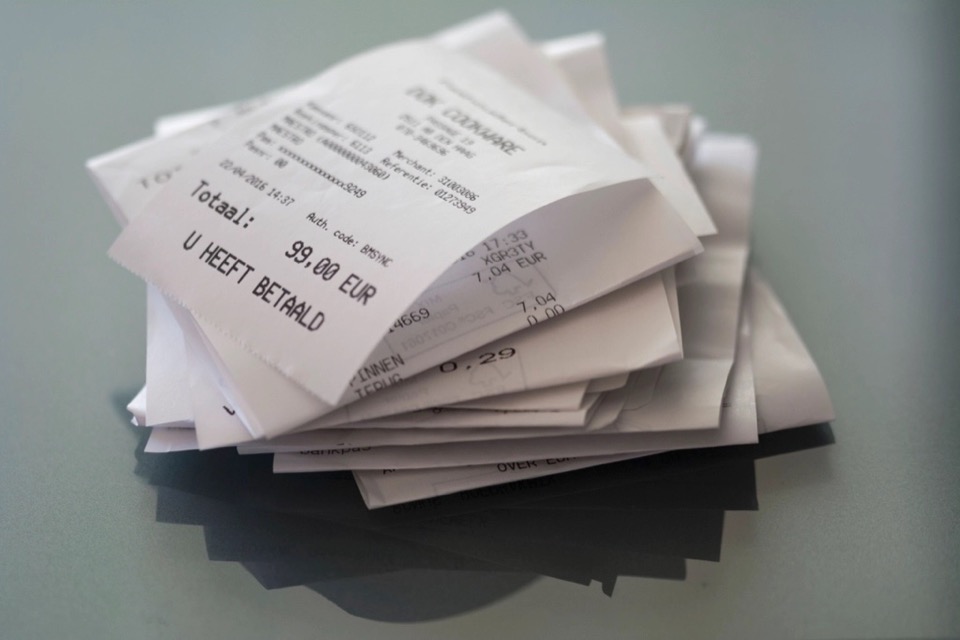 Pilha de recibos de papel amassados sobre uma mesa