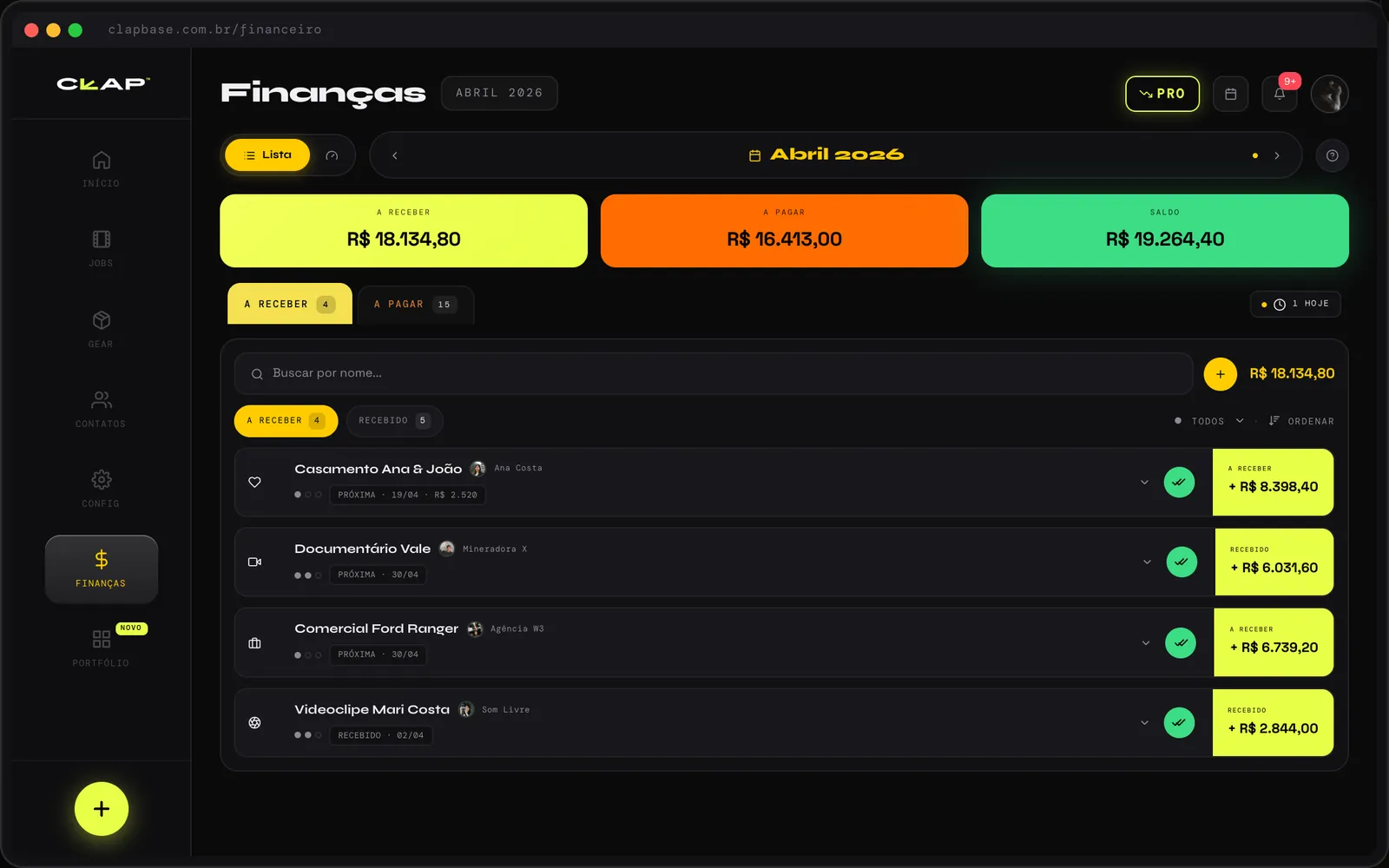 Tela de Finanças do CLAP no computador: a receber, a pagar e saldo do mês, com o casamento Ana & João e outros jobs e o valor de cada parcela
